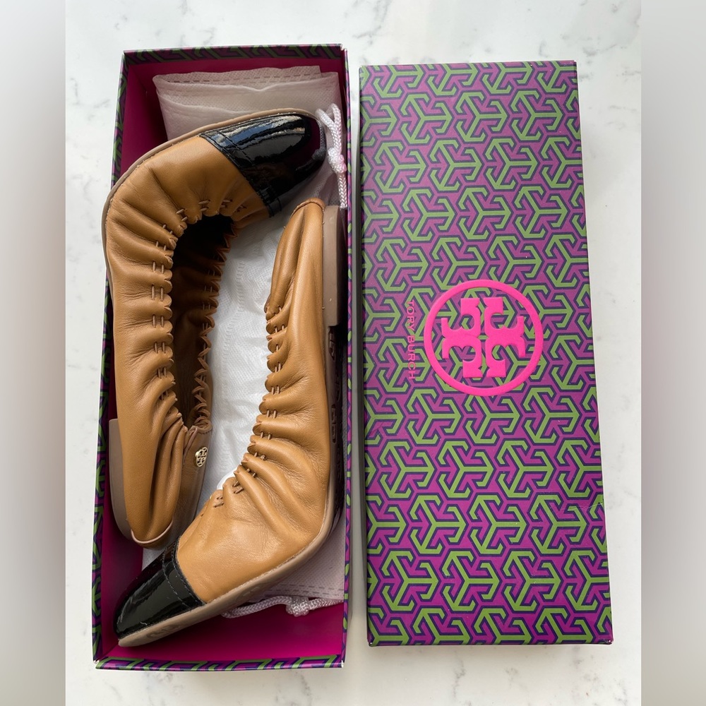 Tory Burch tan & black flats - Great for Fall! 🍁